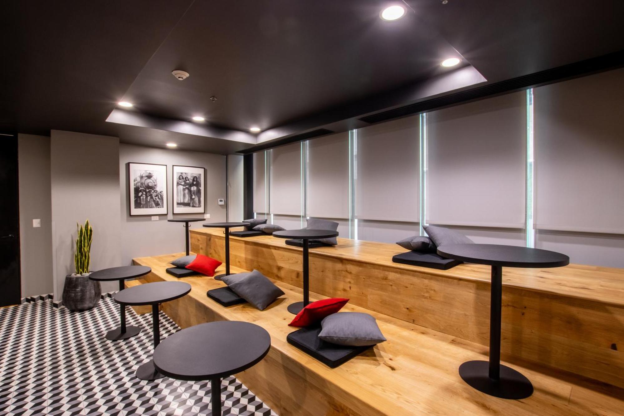 Ibis 4*